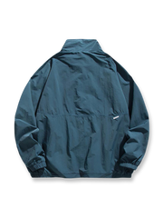 製品画像:
「スタンドカラーワークジャケット全体の展示図。クラシックなスタンドカラーデザインと実用的なワークスタイルが融合した、春先の涼しい季節に最適なジャケット。」

詳細画像:
「スタンドカラーとジッパー、多機能ポケットのディテール特写。高品質の素材が使用され、ワークスタイルの美しさと実用性を兼ね備えています。」