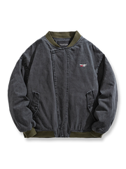 製品画像
「ヴィンテージウォッシュ刺繍デニム中綿ジャケット全体像。ウォッシュ加工による自然な色落ち感と刺繍ディテールが特徴のルーズフィットジャケット」

詳細画像
「ヴィンテージウォッシュ刺繍デニム中綿ジャケットの刺繍ロゴとウォッシュ加工のディテール。フリース裏地と保温性を備えた冬向け仕様」
