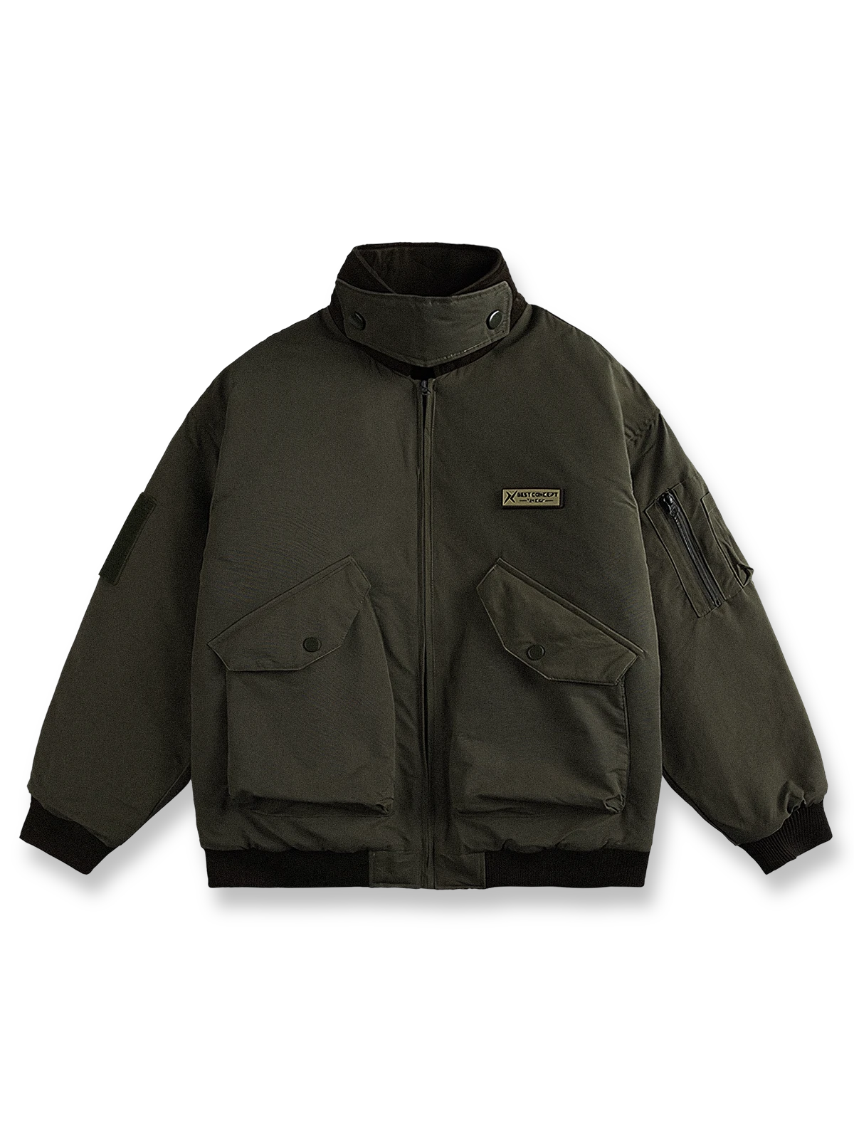 製品画像
"中綿フライトジャケット、クラシックなミリタリーデザインに現代的な実用性を加えたジャケット、キルティングと中綿素材で保温性を提供、下顎ストラップデザインで風の侵入を防止"

詳細画像
"中綿フライトジャケットのディテール、キルティング加工と中綿素材で優れた保温性を発揮、下顎ストラップデザインで風の侵入を防ぎ、パイプポケットがデザインのアクセントとなる実用的なデザイン"
