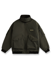 製品画像
"中綿フライトジャケット、クラシックなミリタリーデザインに現代的な実用性を加えたジャケット、キルティングと中綿素材で保温性を提供、下顎ストラップデザインで風の侵入を防止"

詳細画像
"中綿フライトジャケットのディテール、キルティング加工と中綿素材で優れた保温性を発揮、下顎ストラップデザインで風の侵入を防ぎ、パイプポケットがデザインのアクセントとなる実用的なデザイン"
