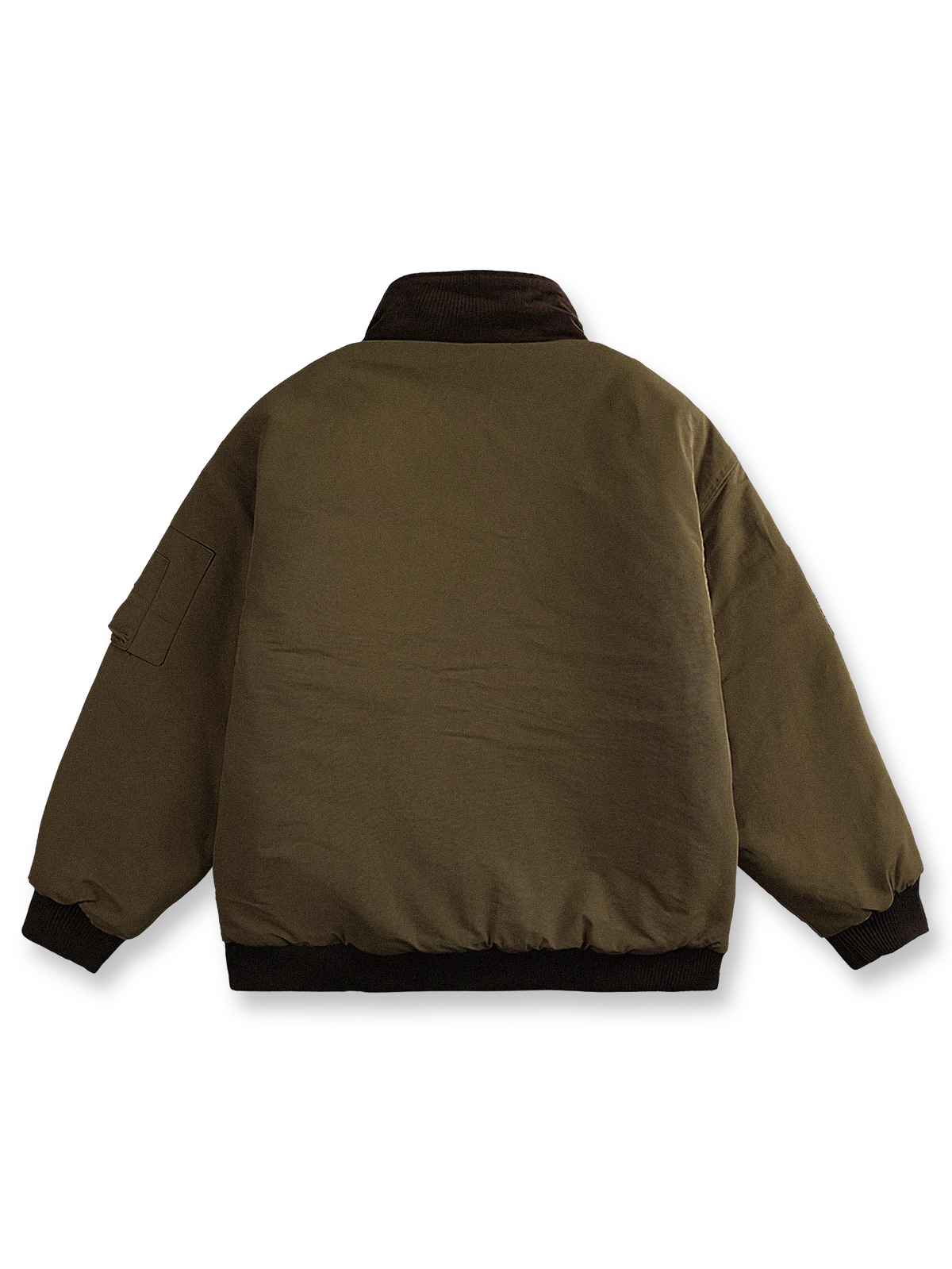 製品画像
"中綿フライトジャケット、クラシックなミリタリーデザインに現代的な実用性を加えたジャケット、キルティングと中綿素材で保温性を提供、下顎ストラップデザインで風の侵入を防止"

詳細画像
"中綿フライトジャケットのディテール、キルティング加工と中綿素材で優れた保温性を発揮、下顎ストラップデザインで風の侵入を防ぎ、パイプポケットがデザインのアクセントとなる実用的なデザイン"
