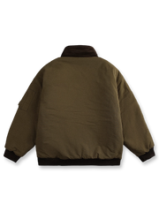 製品画像
"中綿フライトジャケット、クラシックなミリタリーデザインに現代的な実用性を加えたジャケット、キルティングと中綿素材で保温性を提供、下顎ストラップデザインで風の侵入を防止"

詳細画像
"中綿フライトジャケットのディテール、キルティング加工と中綿素材で優れた保温性を発揮、下顎ストラップデザインで風の侵入を防ぎ、パイプポケットがデザインのアクセントとなる実用的なデザイン"
