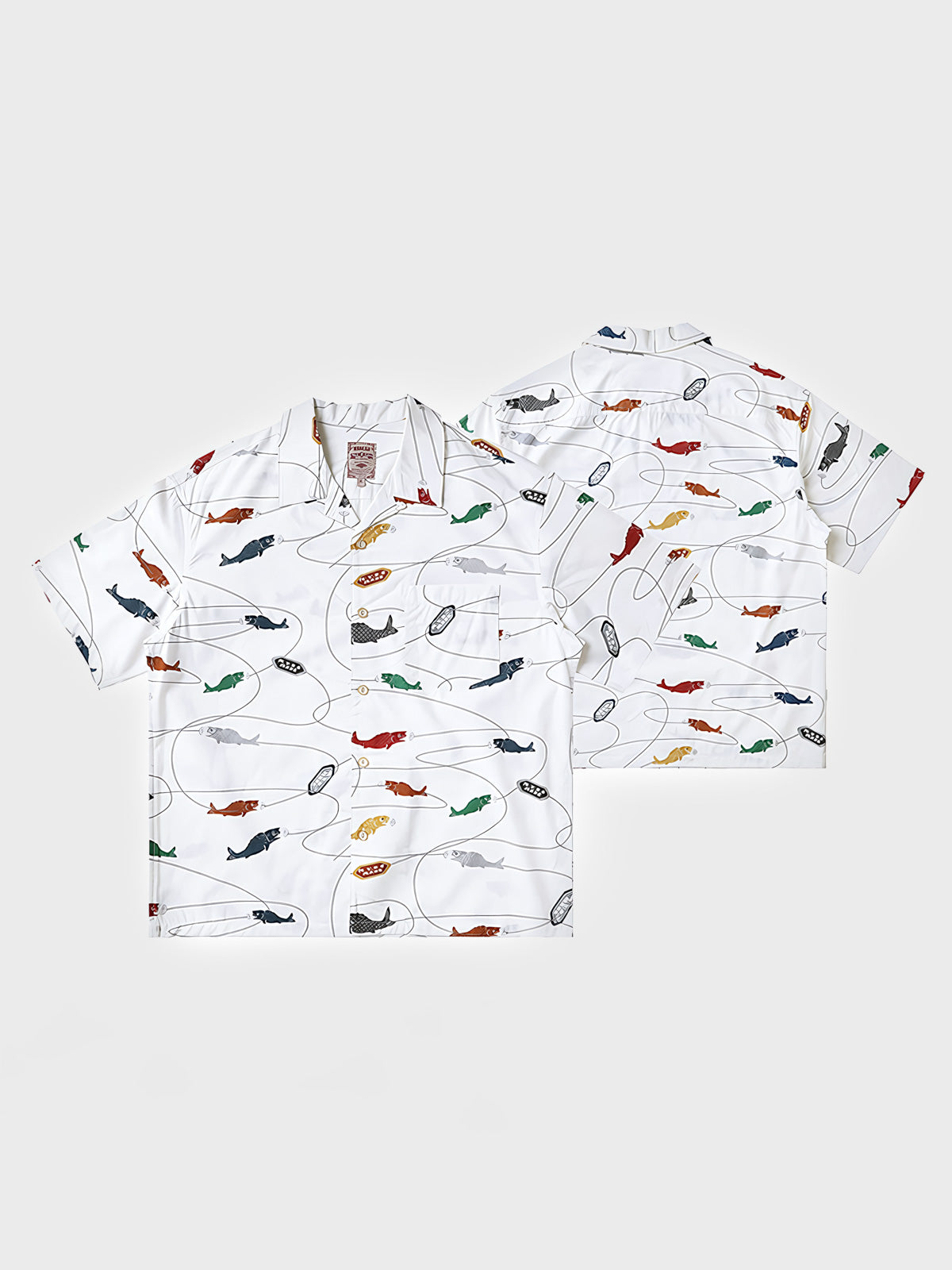 カラフルな鯉のプリントが施されたハワイアンシャツ。