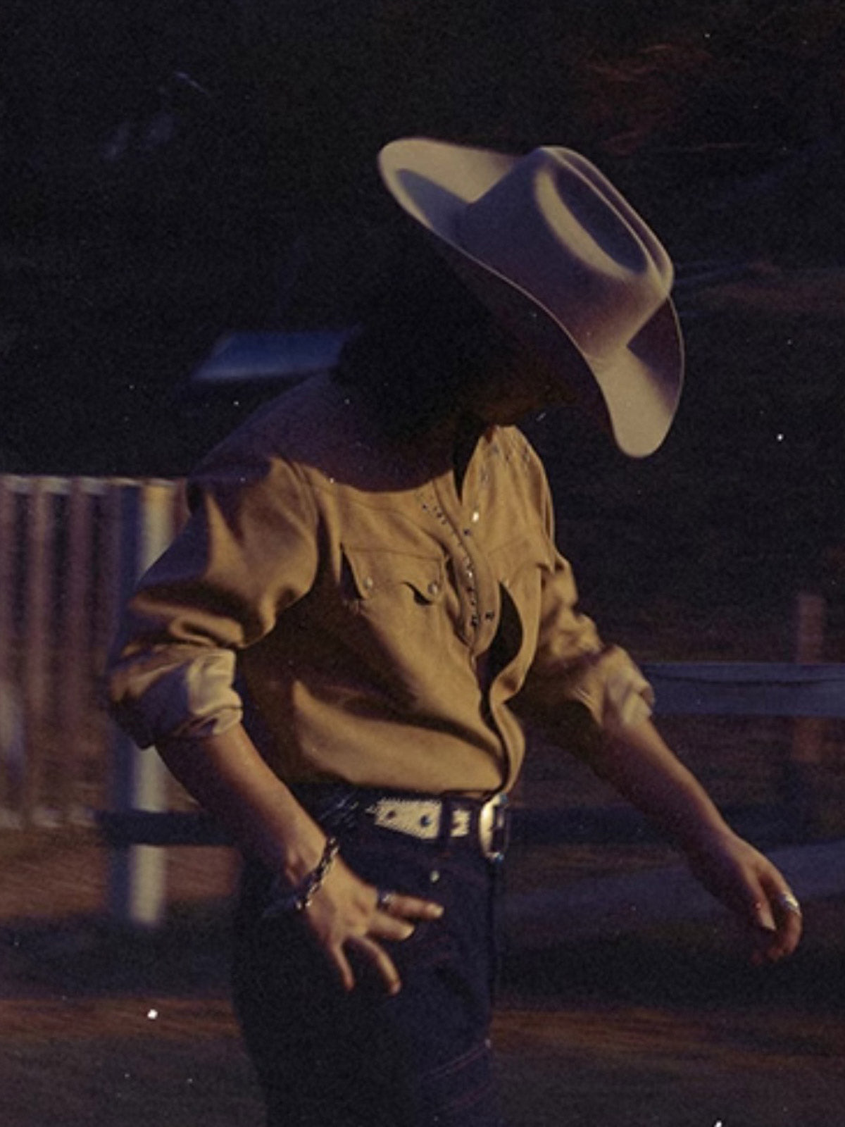 詳細画像: ビーズ装飾と狼モチーフのディテール展示
モデル画像: スエード調ウエスタンシャツを着用したスタイリング例