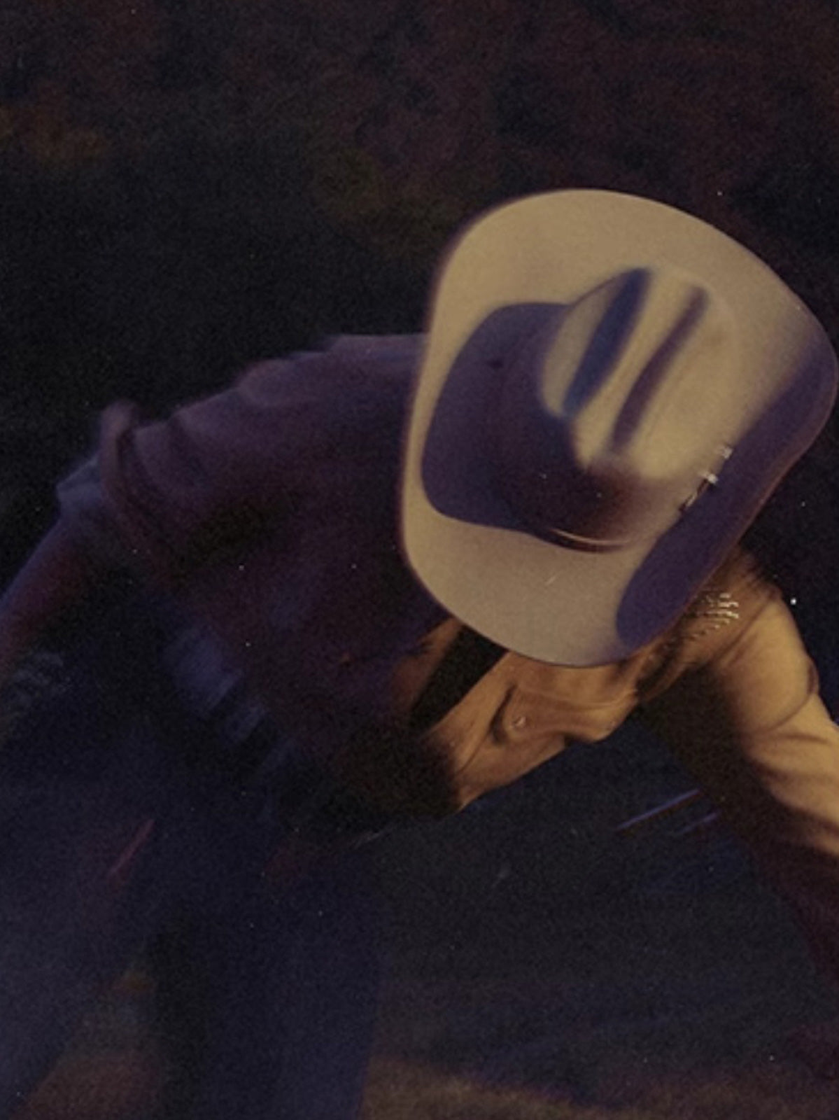 詳細画像: ビーズ装飾と狼モチーフのディテール展示
モデル画像: スエード調ウエスタンシャツを着用したスタイリング例