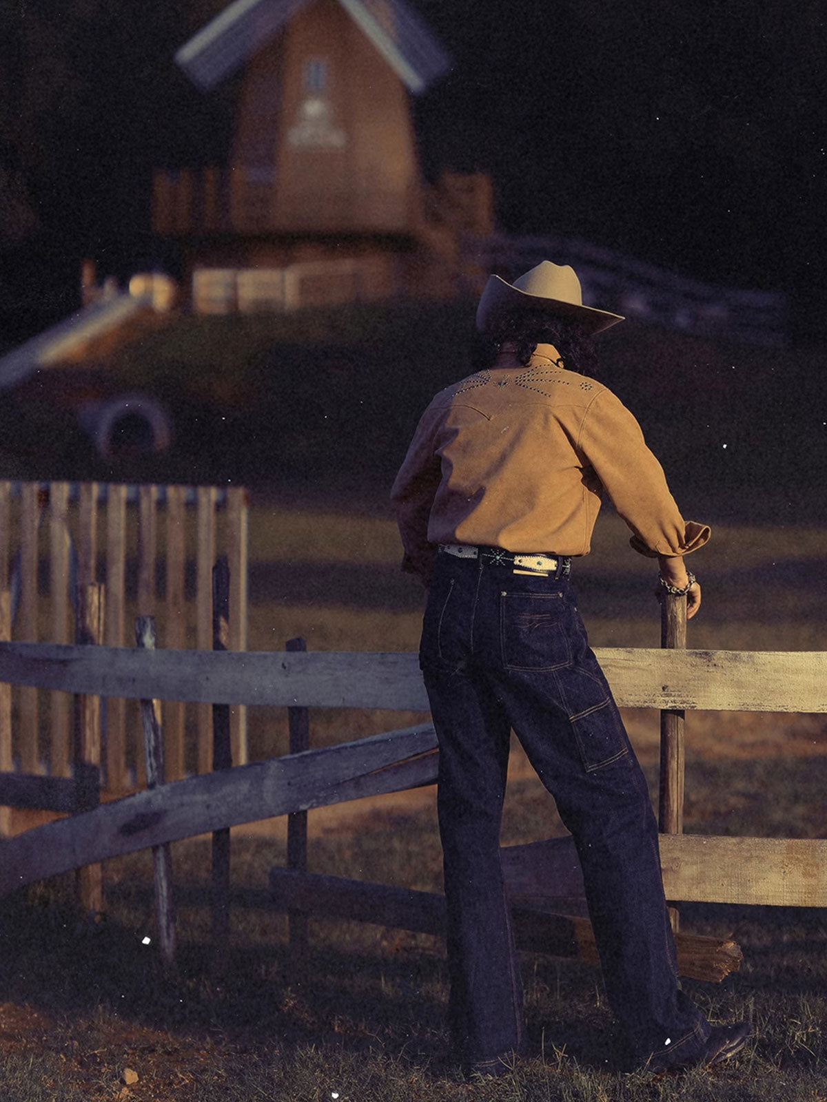 詳細画像: ビーズ装飾と狼モチーフのディテール展示
モデル画像: スエード調ウエスタンシャツを着用したスタイリング例