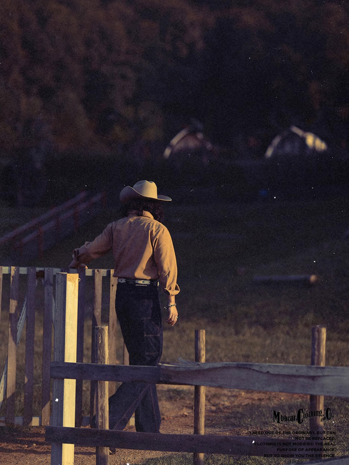 詳細画像: ビーズ装飾と狼モチーフのディテール展示
モデル画像: スエード調ウエスタンシャツを着用したスタイリング例