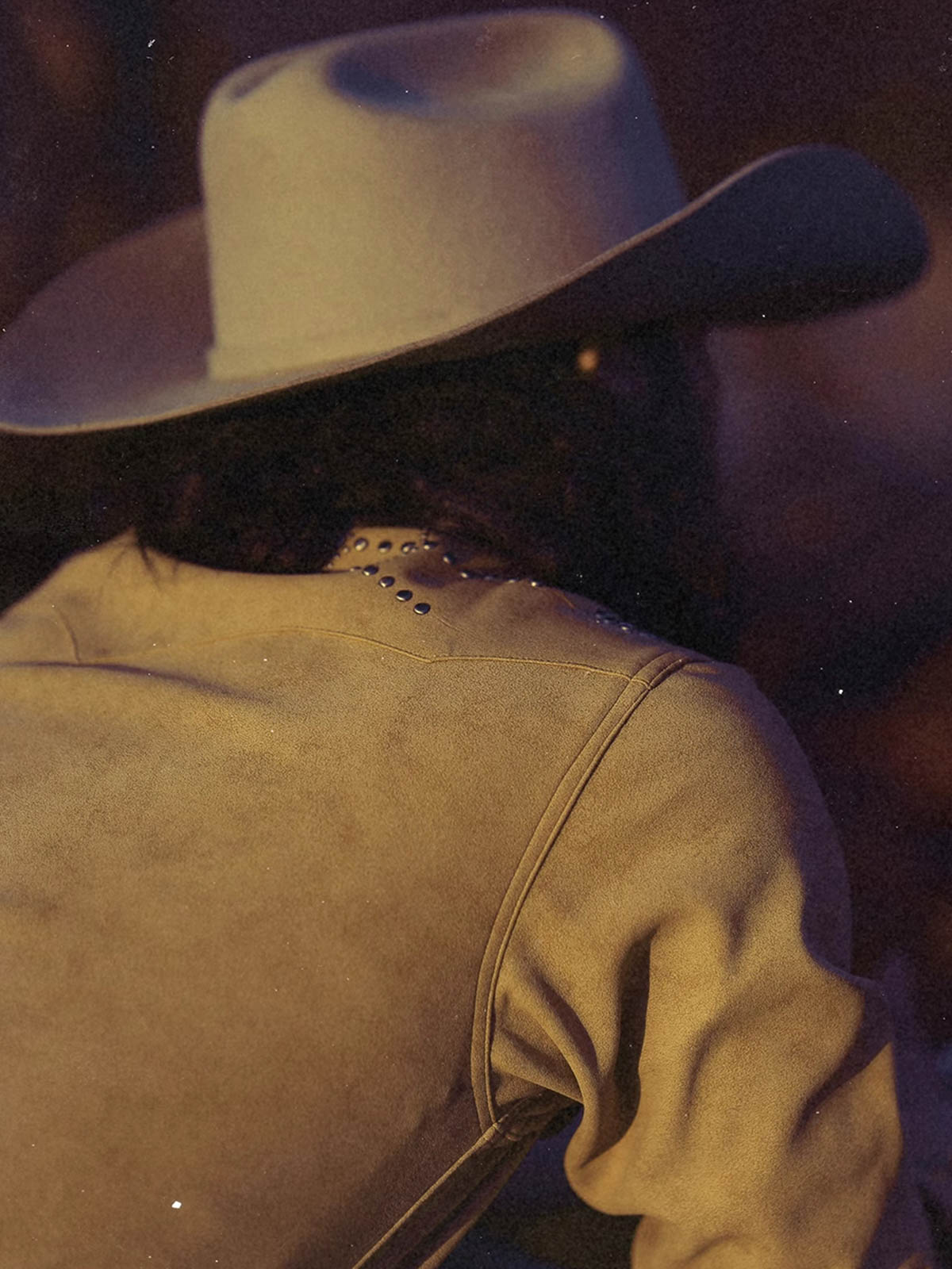 詳細画像: ビーズ装飾と狼モチーフのディテール展示
モデル画像: スエード調ウエスタンシャツを着用したスタイリング例