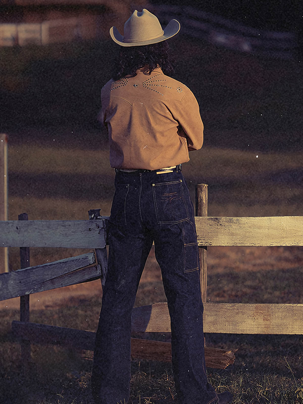 詳細画像: ビーズ装飾と狼モチーフのディテール展示
モデル画像: スエード調ウエスタンシャツを着用したスタイリング例