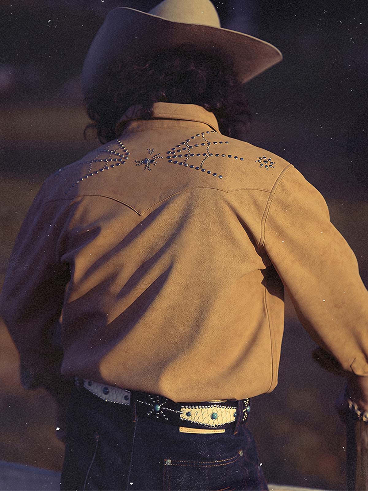 詳細画像: ビーズ装飾と狼モチーフのディテール展示
モデル画像: スエード調ウエスタンシャツを着用したスタイリング例