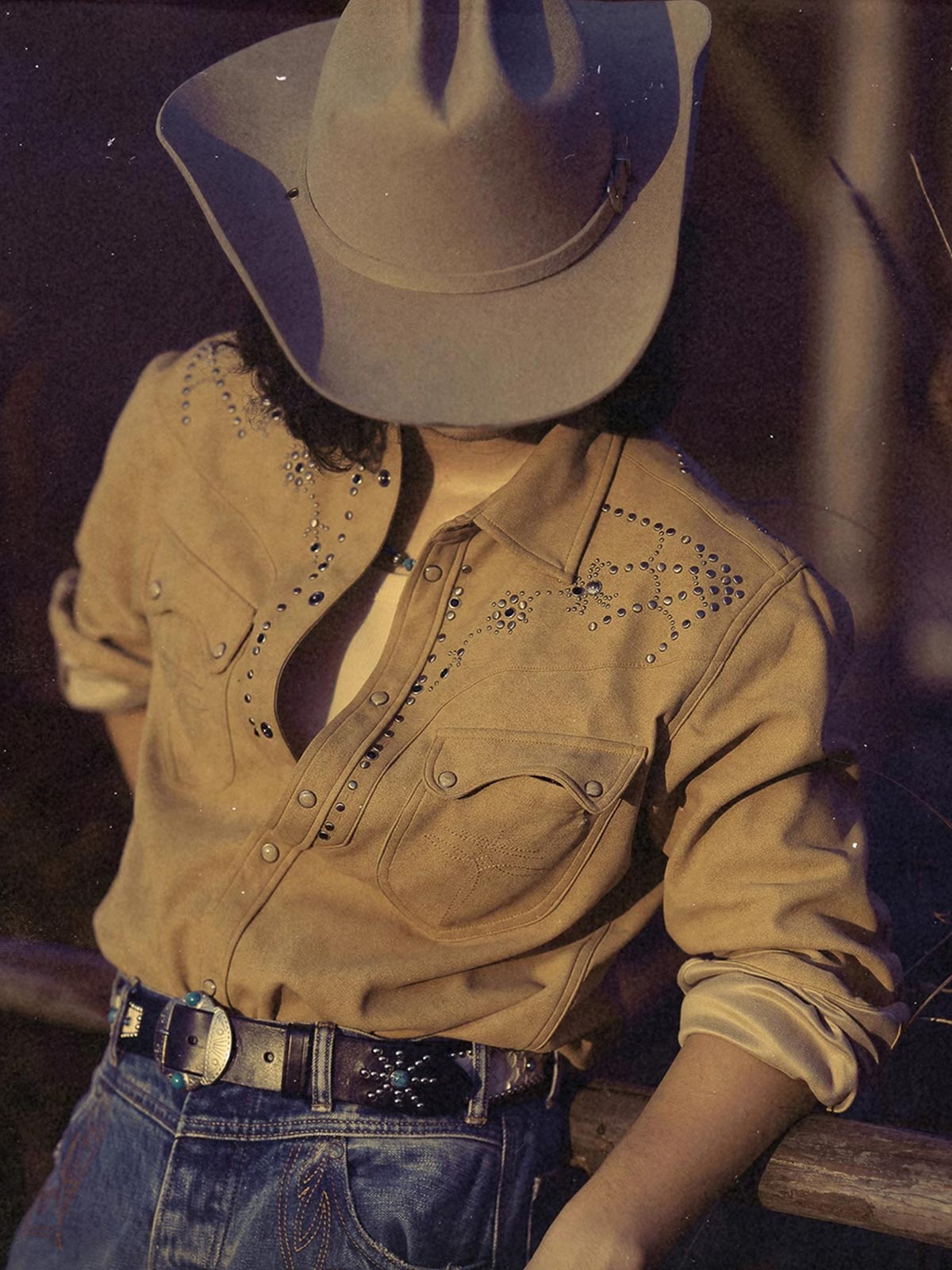 詳細画像: ビーズ装飾と狼モチーフのディテール展示
モデル画像: スエード調ウエスタンシャツを着用したスタイリング例