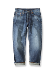 ヴィンテージスプラッシュインク加工とイタリア製植物タンニンレザーラベルを特徴とするヘビーウェイトセルビッジデニムクロップドパンツの背面全景