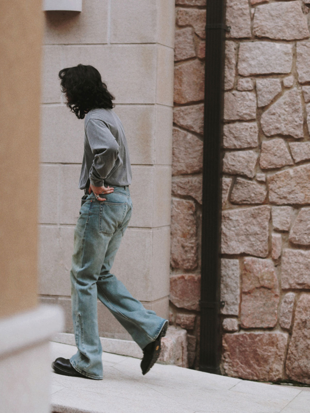 ヴィンテージデニムフレアパンツを着用した男性モデルの全体コーディネート