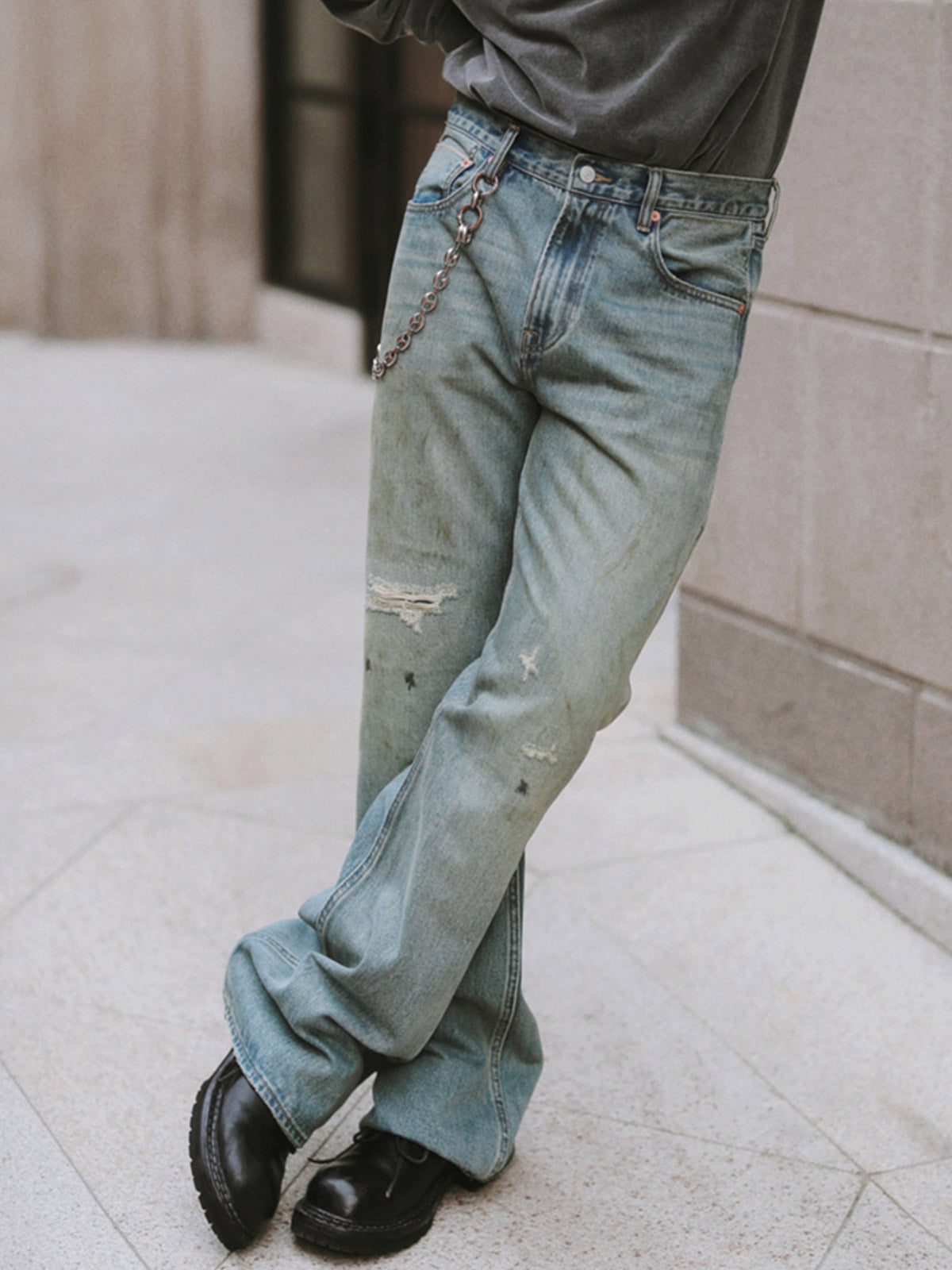 フレアパンツの三角形切り替えデザインとダメージ加工のディテール