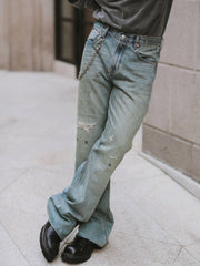 フレアパンツの三角形切り替えデザインとダメージ加工のディテール