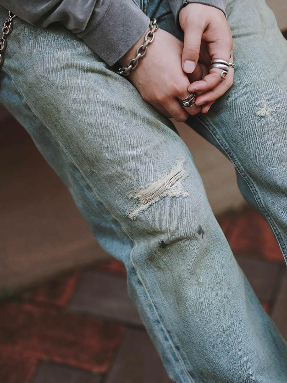 ヴィンテージデニムフレアパンツを着用した男性モデルの全体コーディネート