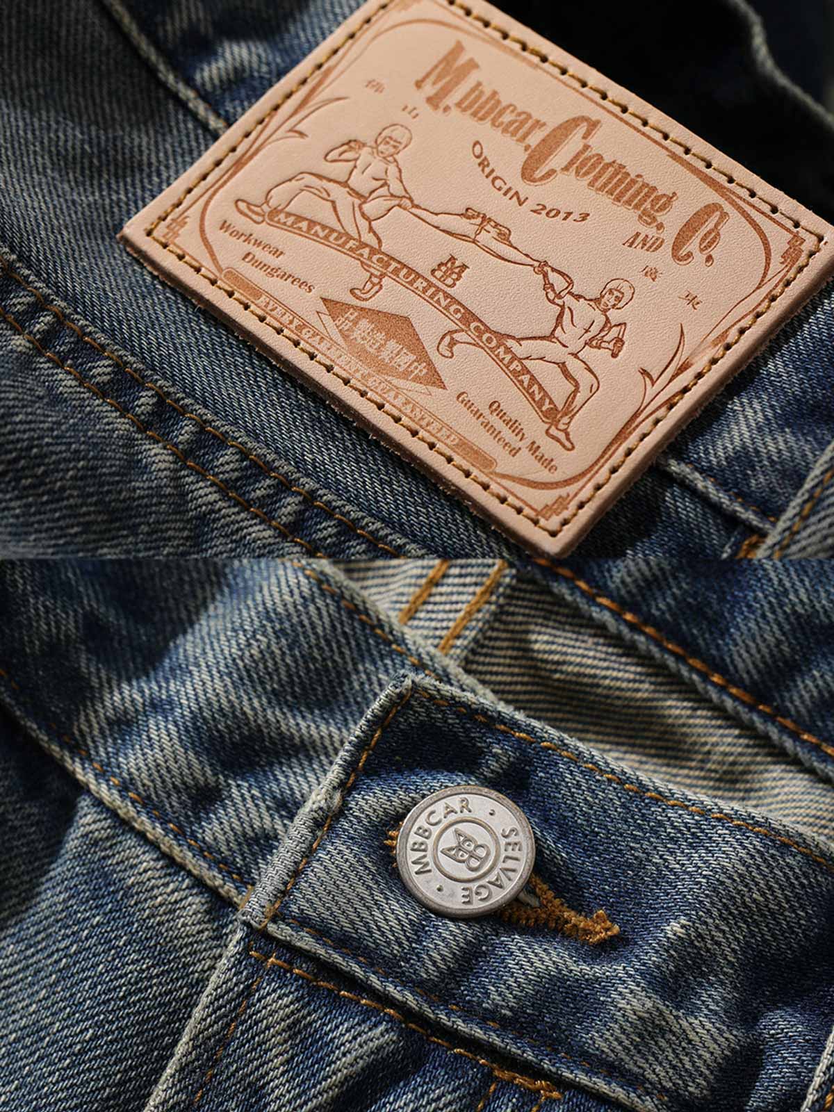 フレアパンツの三角形切り替えデザインとダメージ加工のディテール