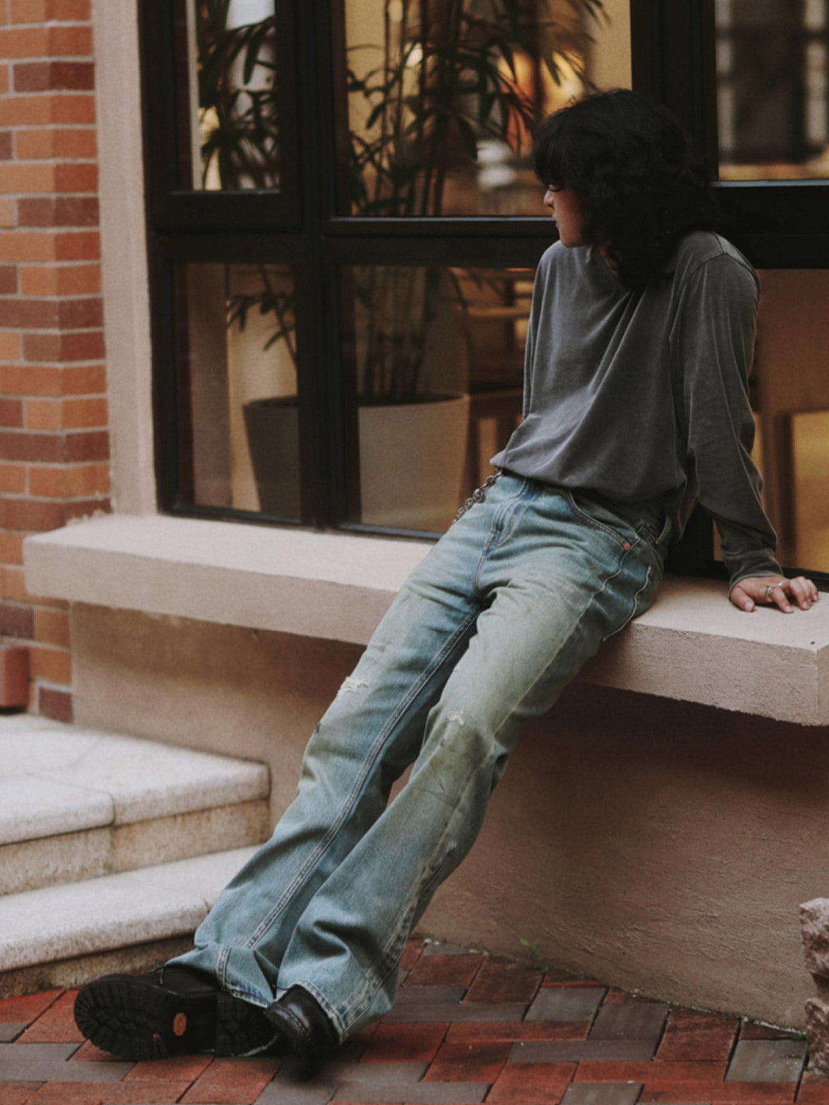 ヴィンテージデニムフレアパンツを着用した男性モデルの全体コーディネート