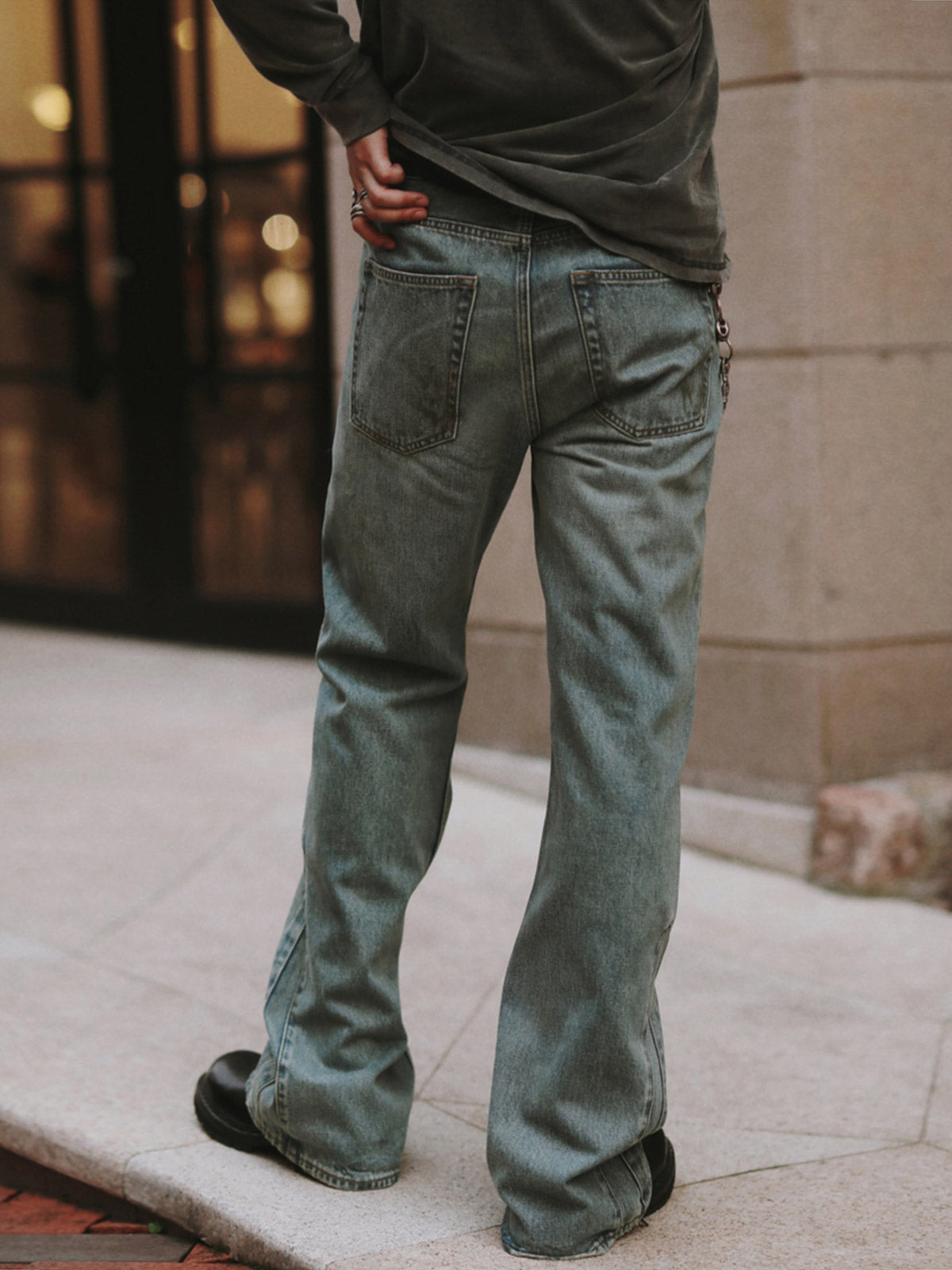 ヴィンテージデニムフレアパンツを着用した男性モデルの全体コーディネート