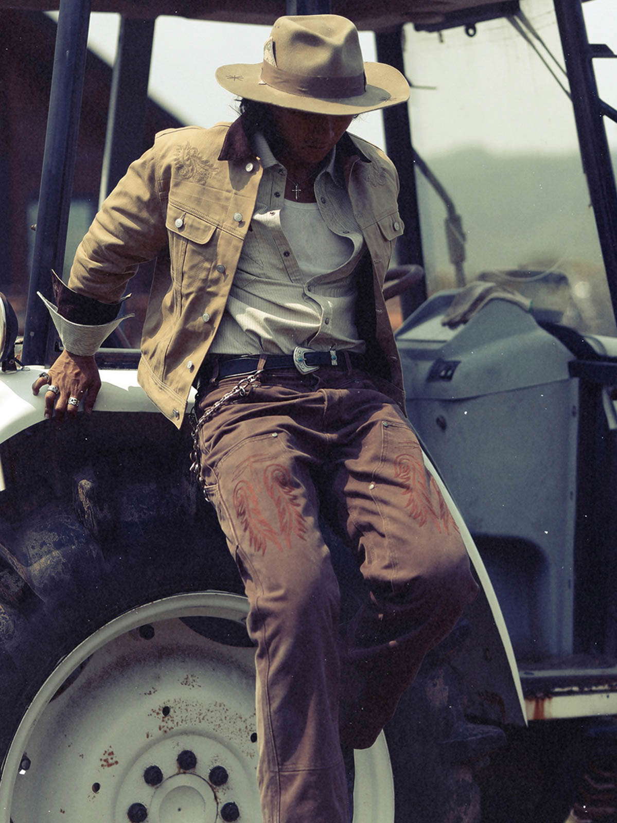 詳細画像: 刺繍と膝当てデザインのディテール
モデル画像: 男性が着用する刺繍入りワイドレッグワークパンツの全身コーディネート