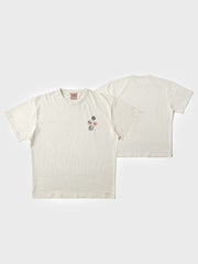 ミルクティーホワイトの背景にピンバッジプリントとダメージ加工が施されたTシャツの正面ビュー。高密度コットン素材とショート且つワイドなフィット感が特徴です。