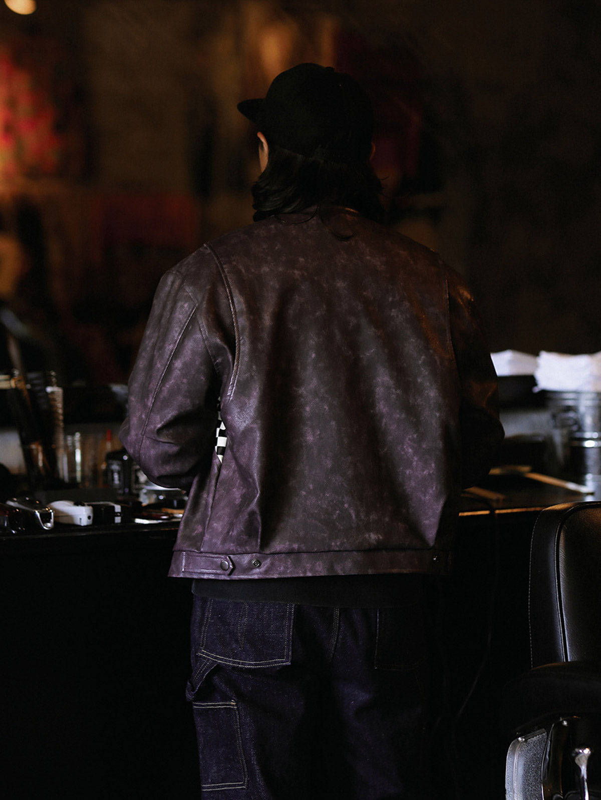  ショートPUレザージャケットを着用したレーシングスタイルのコーディネート例