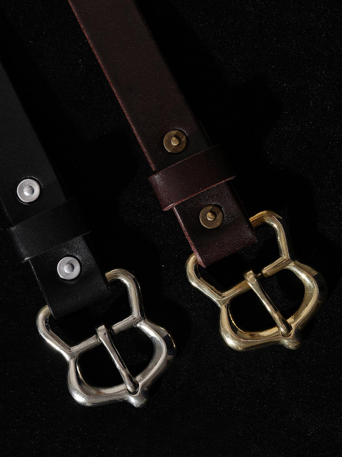 製品画像: ハンドメイドヴィンテージ合金バックルレザーベルトの正面図
詳細画像: バックルとレザーのディテールクローズアップ