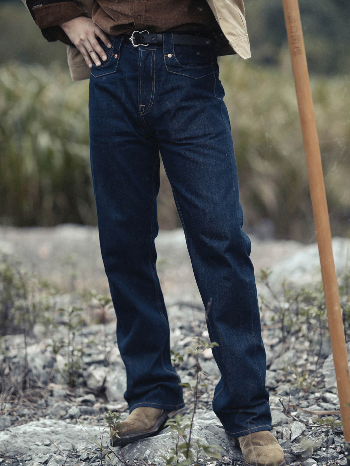 詳細画像: バックルとレザーのディテールクローズアップ
モデル画像: ヴィンテージ風レザーベルトを使ったコーディネート例