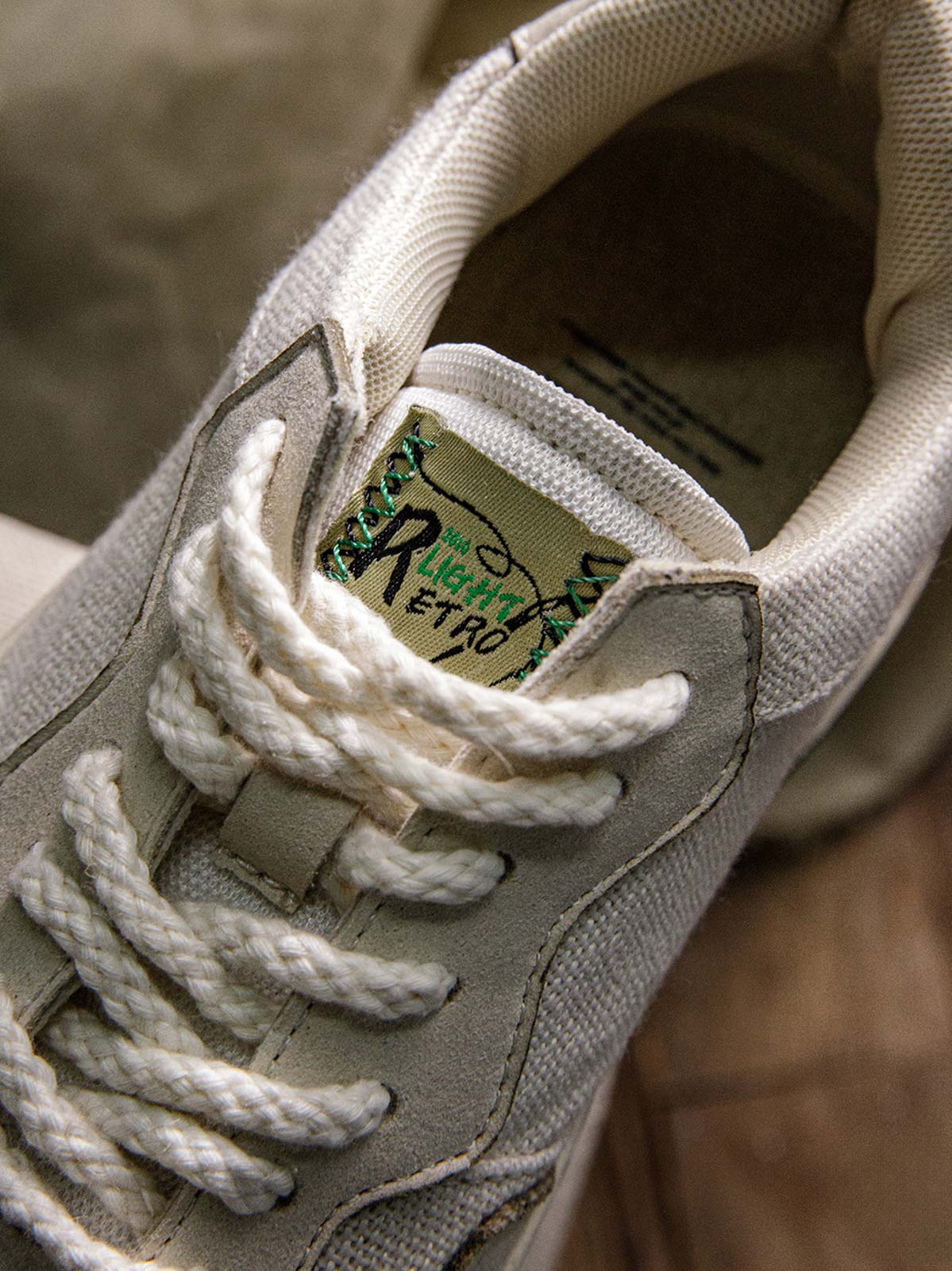 シューズのリネン素材と厚底デザインのディテール