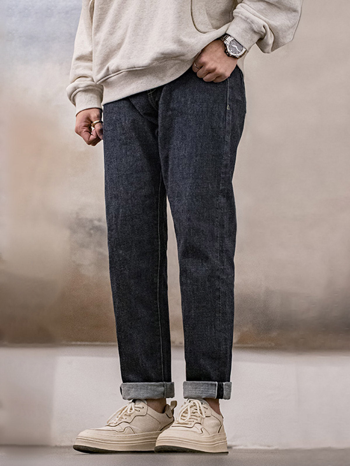 モデルが厚底リネン通気スニーカーを履いている展示図