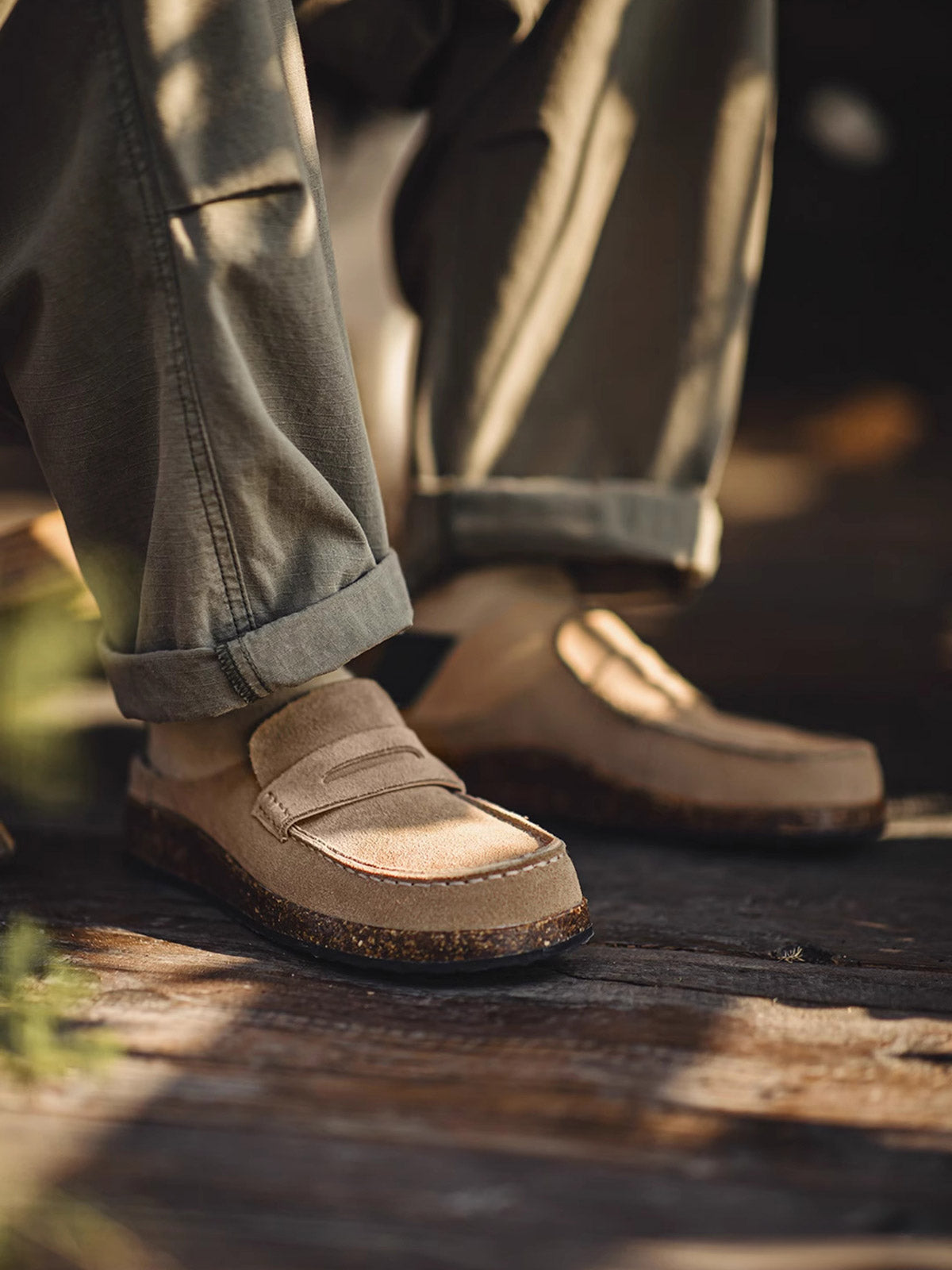 詳細画像
アッパーとソールのディテールアップ。レース付きのアッパーと厚底ソールの質感が際立ち、デザインの細部までしっかりと伝わる画像。

モデル画像
モデルがレース付きフラットモカシン厚底ミュールを着用したコーディネート。シンプルでありながら、レースディテールがアクセントになり、カジュアルなスタイルにぴったりのアイテム。