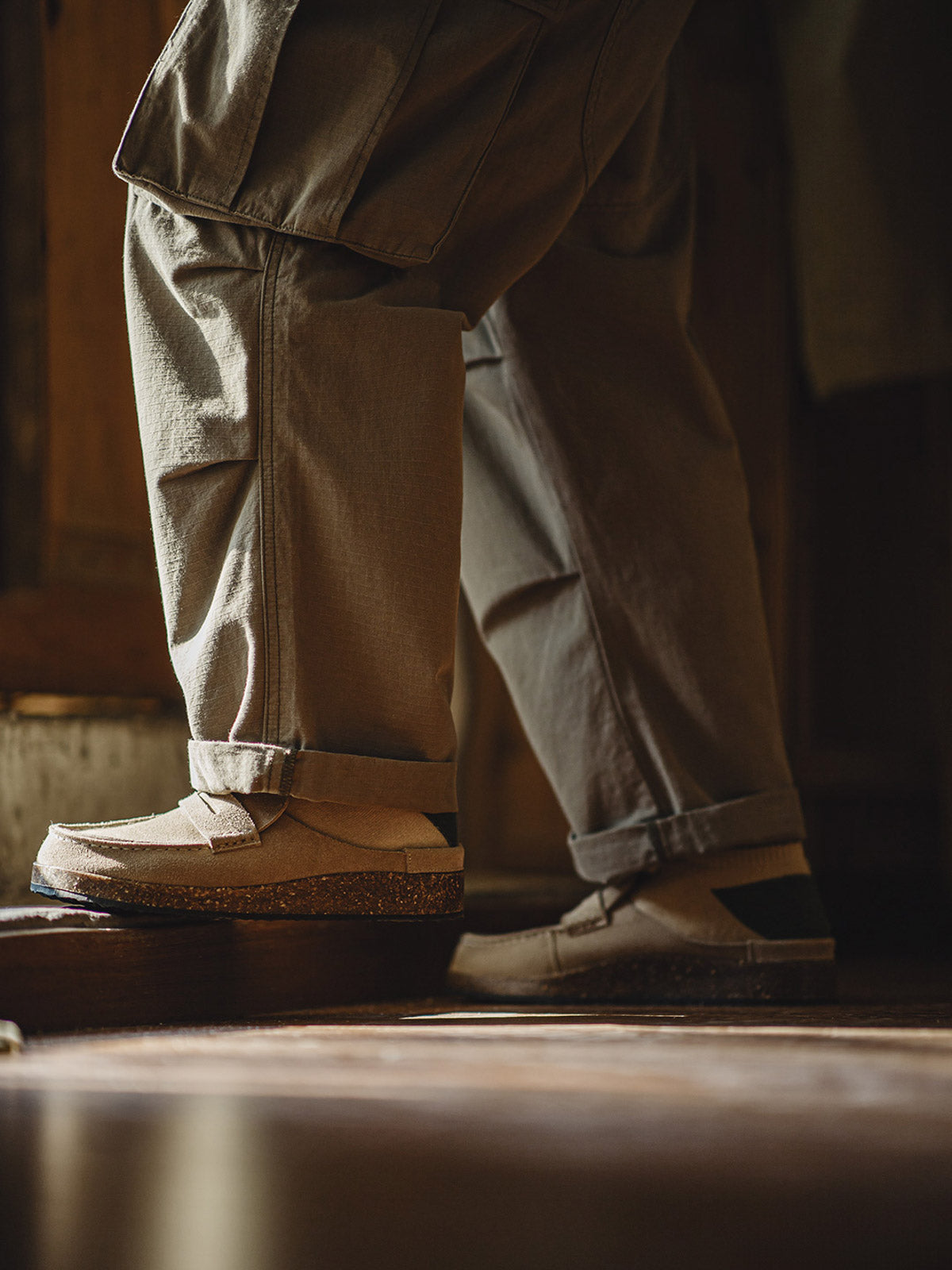 詳細画像
アッパーとソールのディテールアップ。レース付きのアッパーと厚底ソールの質感が際立ち、デザインの細部までしっかりと伝わる画像。

モデル画像
モデルがレース付きフラットモカシン厚底ミュールを着用したコーディネート。シンプルでありながら、レースディテールがアクセントになり、カジュアルなスタイルにぴったりのアイテム。