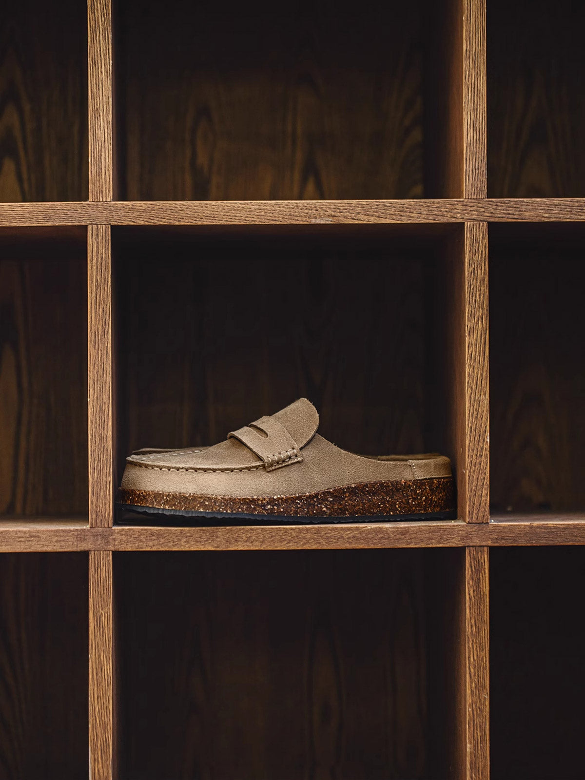 製品画像
レース付きフラットモカシン厚底ミュールの全体展示。レースディテールと厚底ソールが特徴的で、カジュアルでありながらエレガントな雰囲気を持つアイテム。

詳細画像
アッパーとソールのディテールアップ。レース付きのアッパーと厚底ソールの質感が際立ち、デザインの細部までしっかりと伝わる画像。