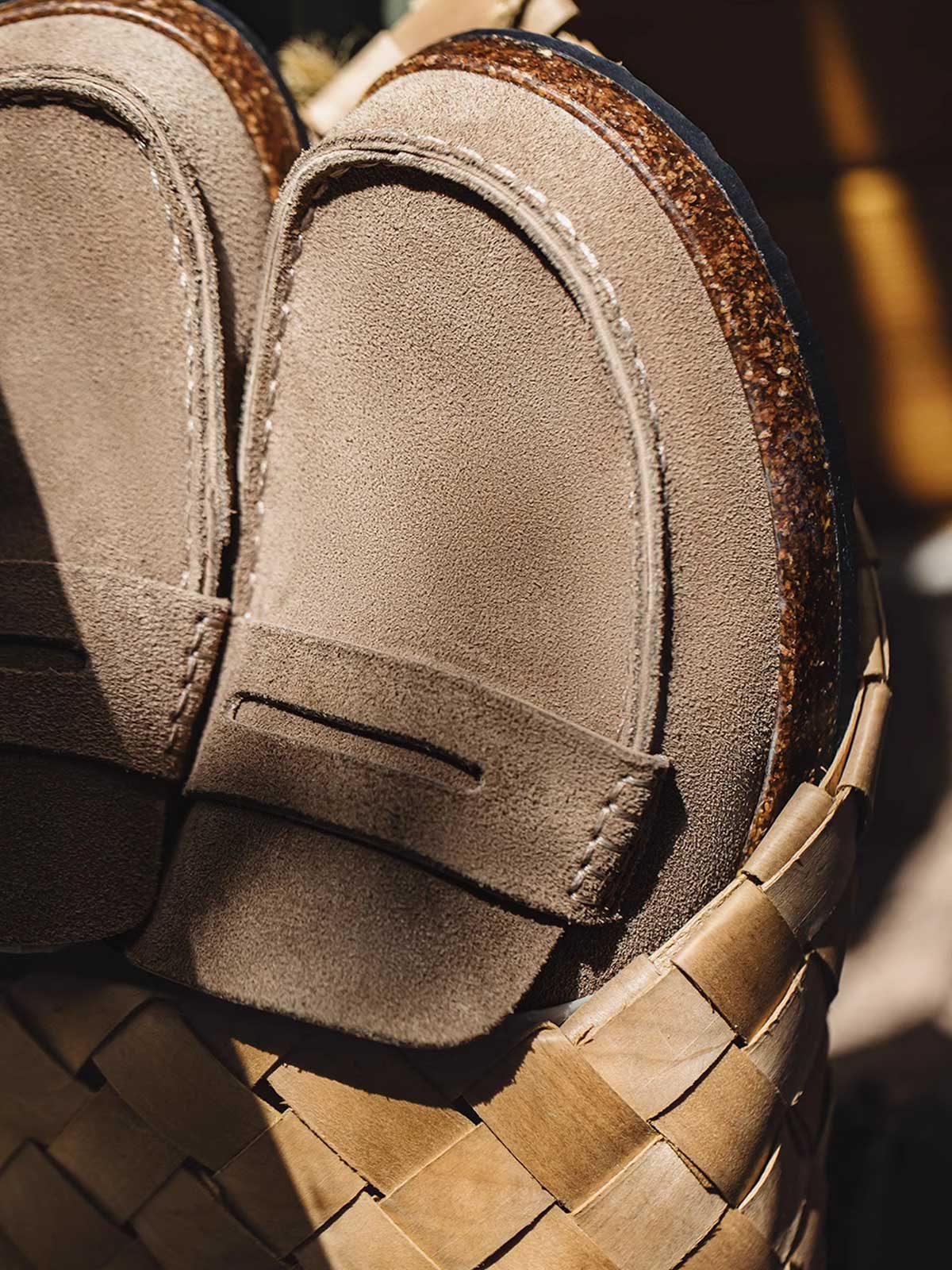 製品画像
レース付きフラットモカシン厚底ミュールの全体展示。レースディテールと厚底ソールが特徴的で、カジュアルでありながらエレガントな雰囲気を持つアイテム。

詳細画像
アッパーとソールのディテールアップ。レース付きのアッパーと厚底ソールの質感が際立ち、デザインの細部までしっかりと伝わる画像。