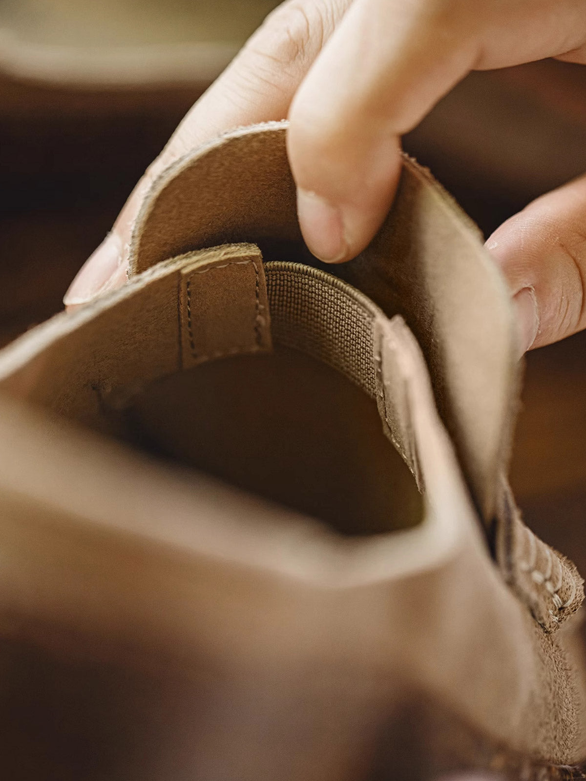 製品画像
レース付きフラットモカシン厚底ミュールの全体展示。レースディテールと厚底ソールが特徴的で、カジュアルでありながらエレガントな雰囲気を持つアイテム。

詳細画像
アッパーとソールのディテールアップ。レース付きのアッパーと厚底ソールの質感が際立ち、デザインの細部までしっかりと伝わる画像。