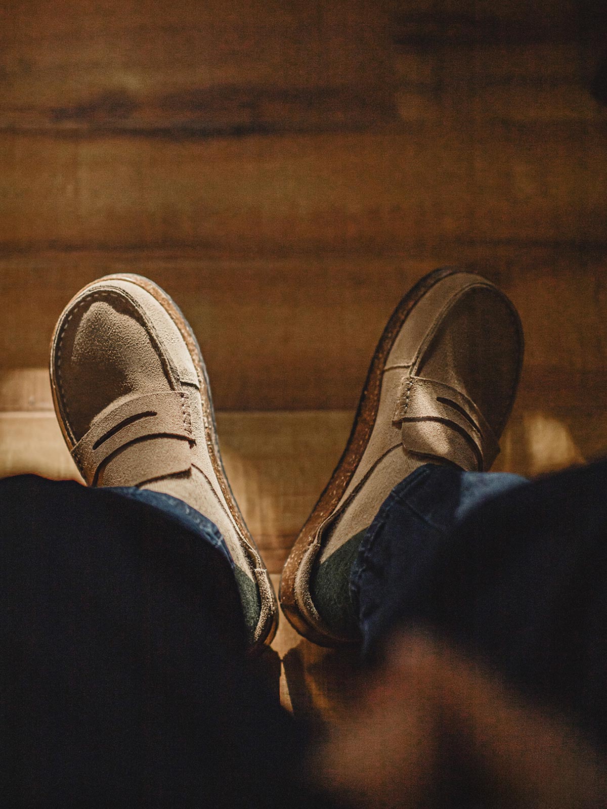 詳細画像
アッパーとソールのディテールアップ。レース付きのアッパーと厚底ソールの質感が際立ち、デザインの細部までしっかりと伝わる画像。

モデル画像
モデルがレース付きフラットモカシン厚底ミュールを着用したコーディネート。シンプルでありながら、レースディテールがアクセントになり、カジュアルなスタイルにぴったりのアイテム。