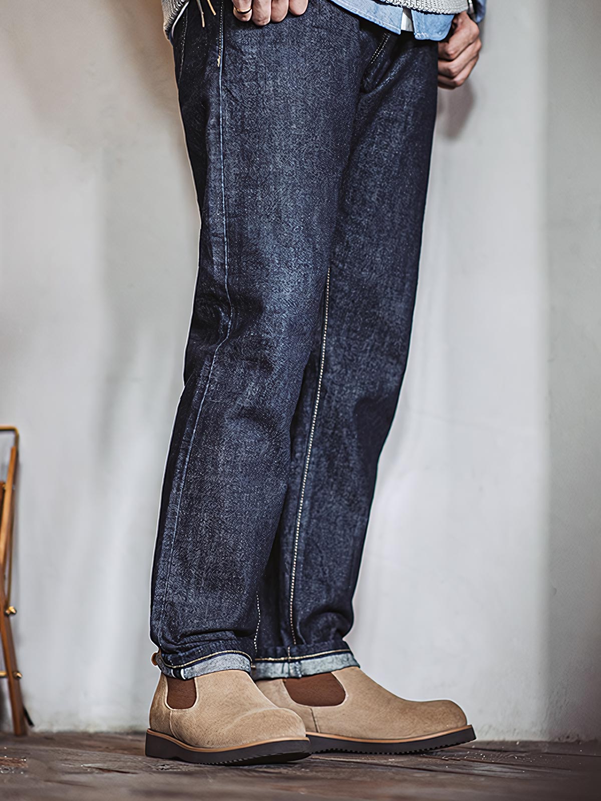 製品画像:
ライトブラウンのスエードチェルシーブーツ全体画像。シンプルで洗練されたデザインが特徴で、秋冬シーズンに最適なスタイルを提案します。

詳細画像:
チェルシーブーツのゴムバンドとスエードの質感がクローズアップされたディテール画像。履きやすさとデザインの美しさが強調されています。