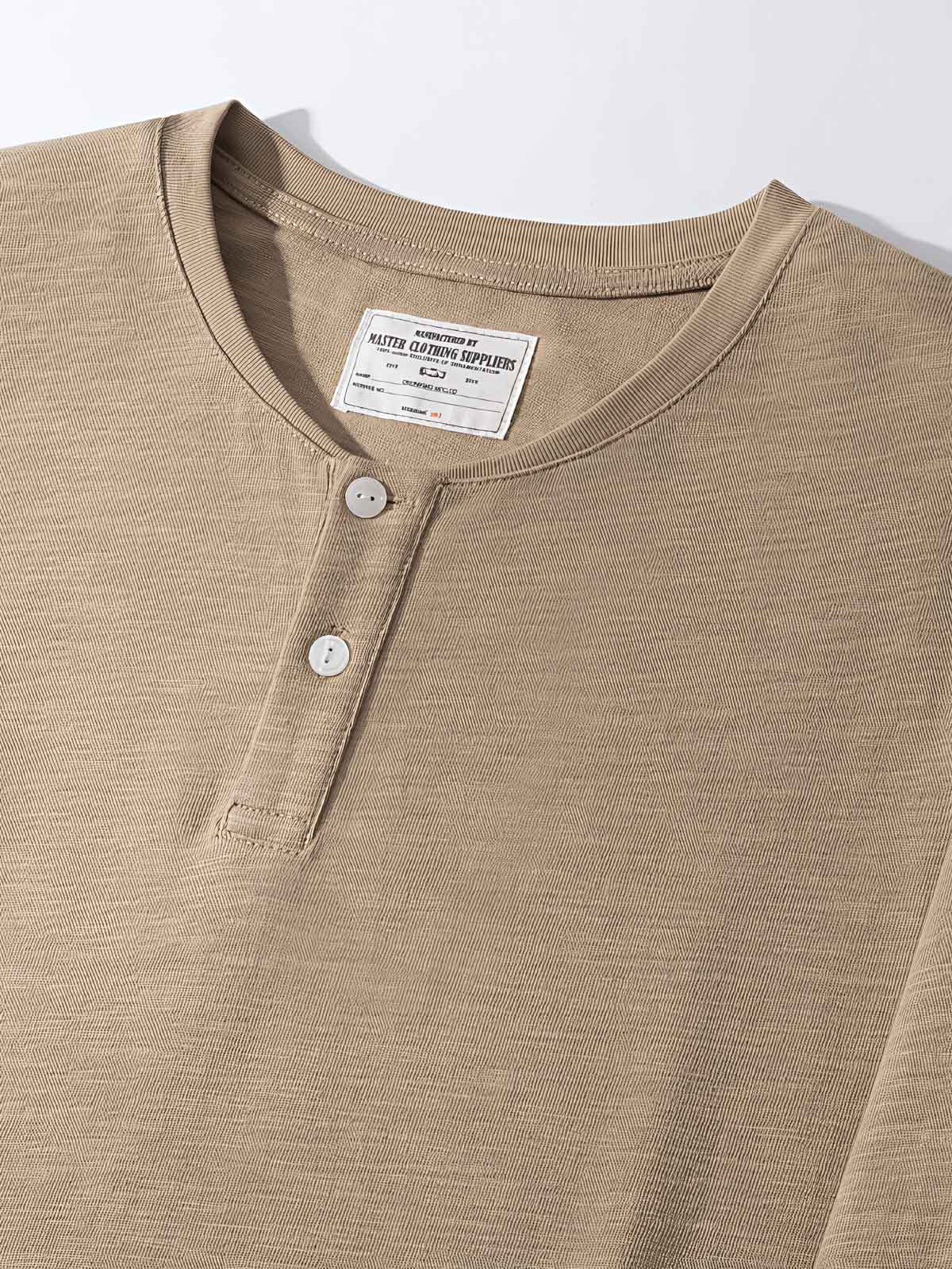 ヘンリーネックTシャツのリブディテールと内側縫製の特写画像 