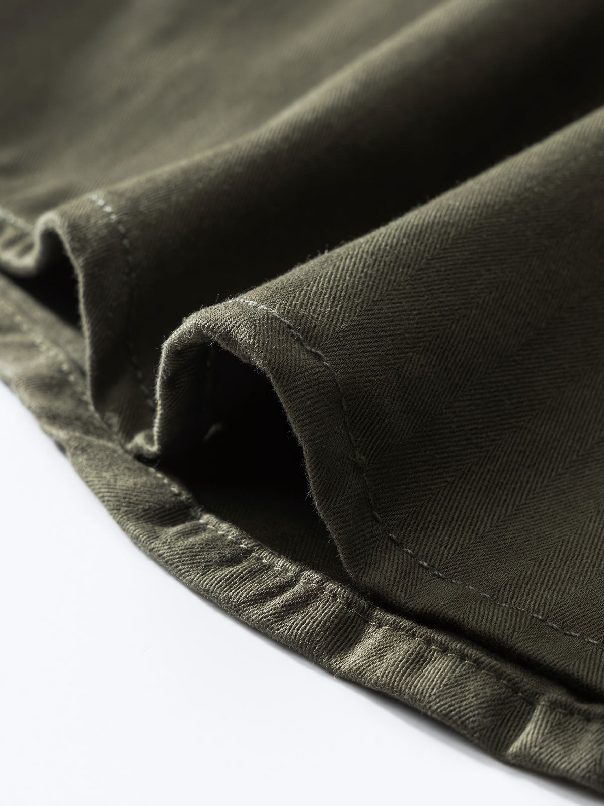 シャツの模造アゲートパールボタンとヘリンボーン生地のディテール