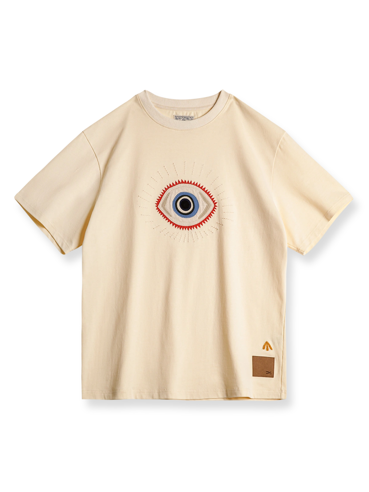 「守護の眼」の刺繍の詳細が映えるショートスリーブTシャツの正面画像。