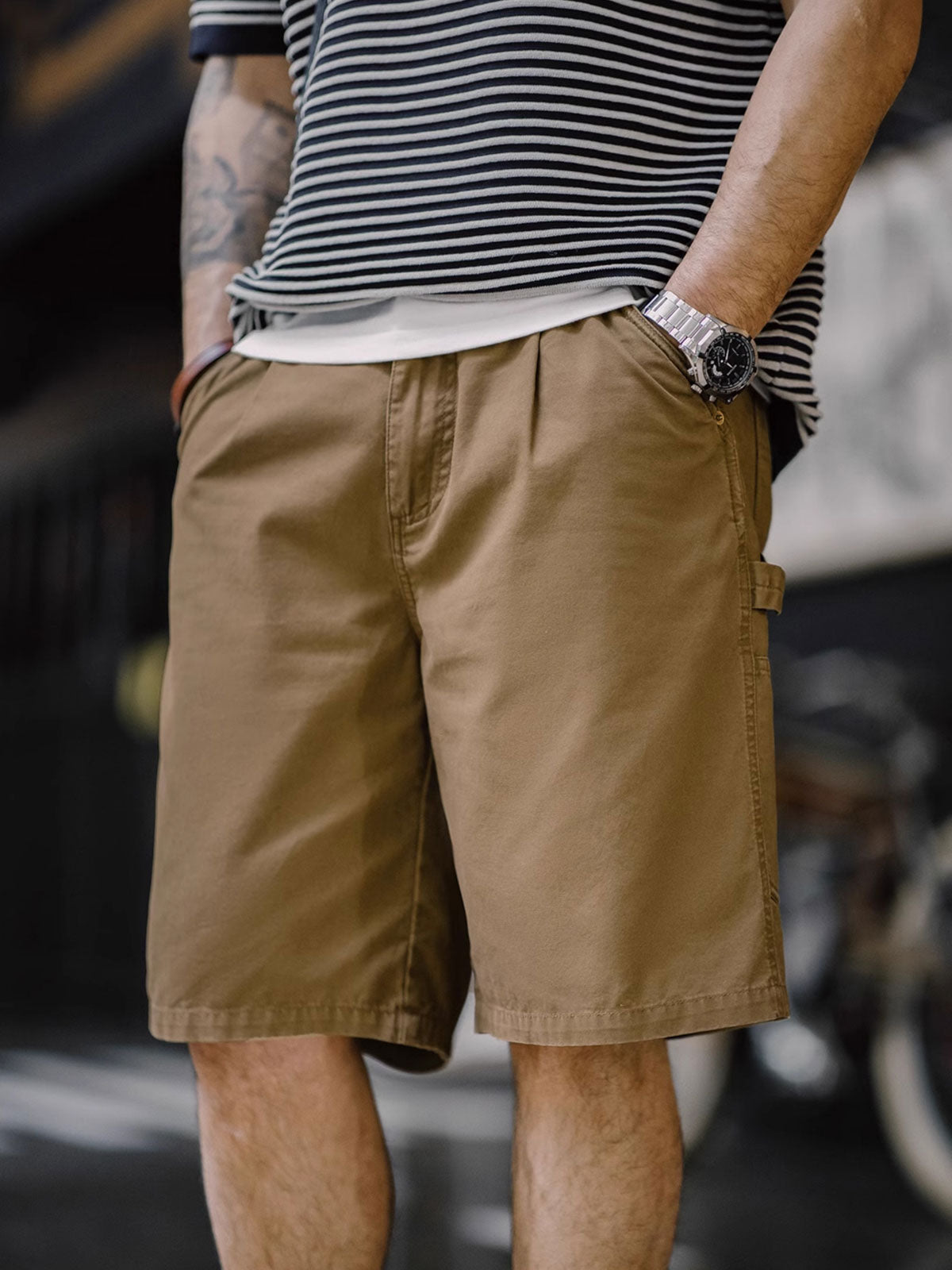 ヴィンテージ加工が施されたログマン・マルチポケットショーツの正面ビュー。純棉素材で作られ、直筒カットとサイドバックのツールポケットが特徴。