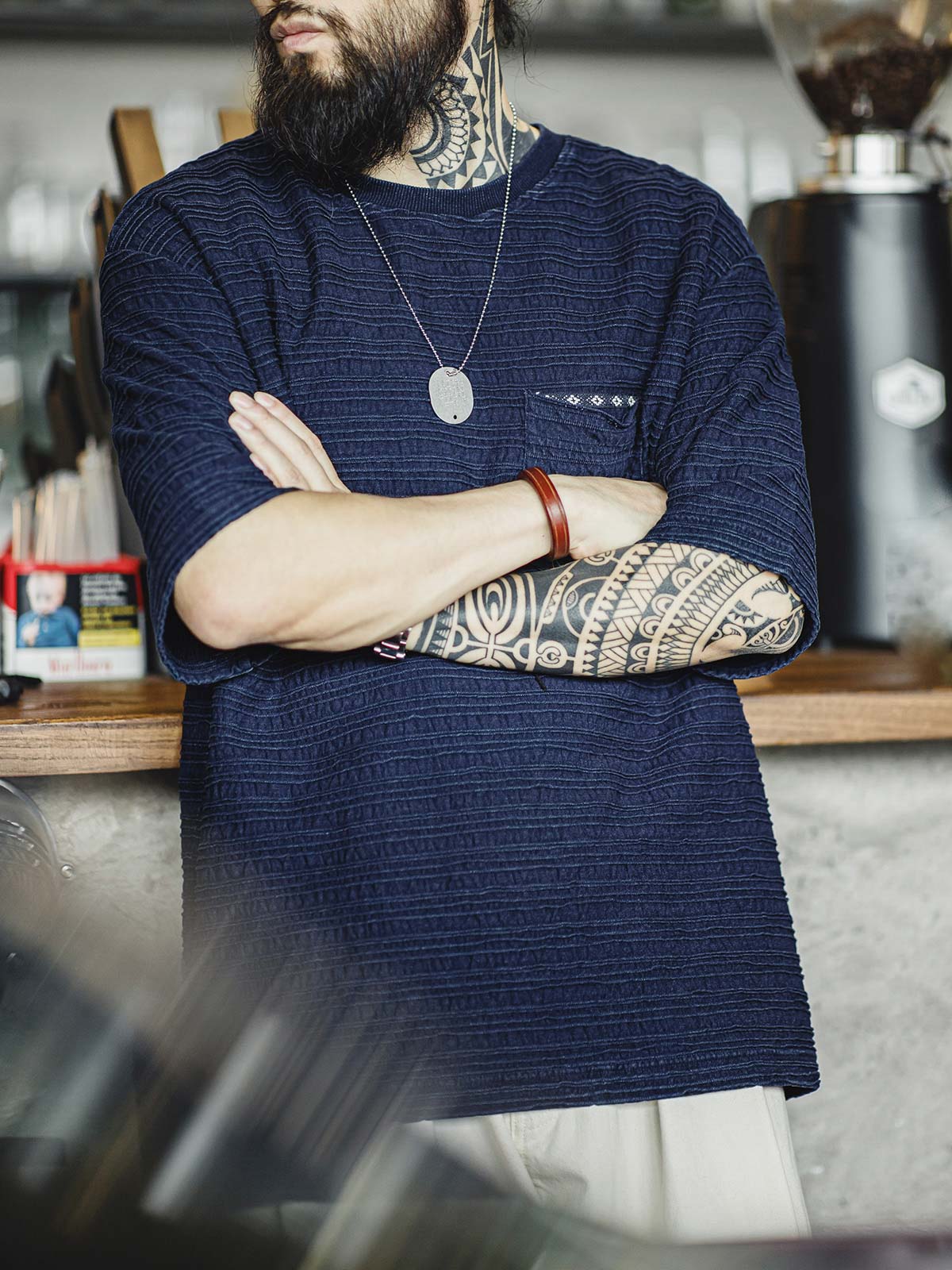 モデルが着用したニットジャカードウェーブ柄Tシャツのスタイリング例