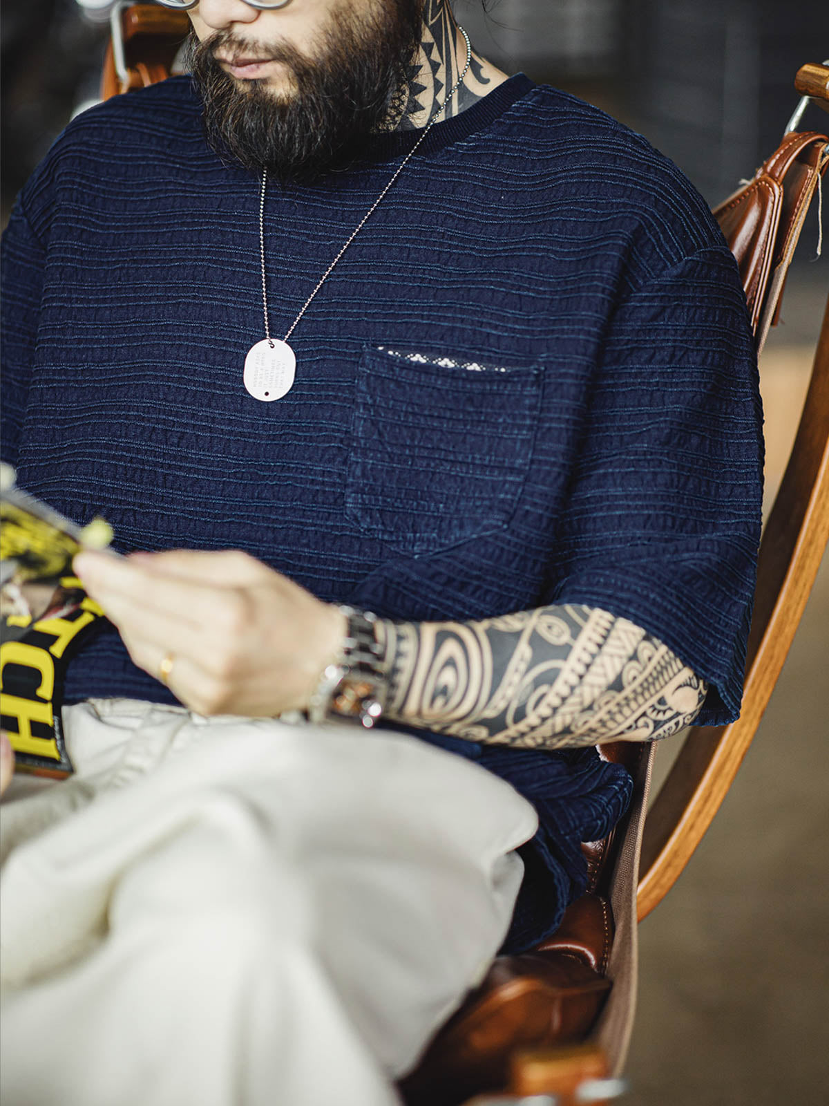 モデルが着用したニットジャカードウェーブ柄Tシャツのスタイリング例