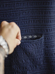 Tシャツの波模様のディテールとフロントポケット