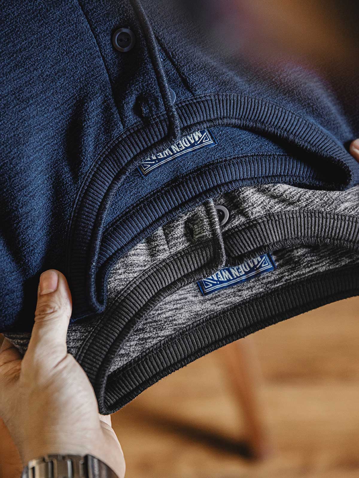 製品画像: アメリカンヴィンテージ ダブルフリース ヘンリーネック長袖Tシャツ メンズ 正面ビュー
詳細画像: ヘンリーネックのクラシックなY字ボタンとダブルフリース素材のディテール