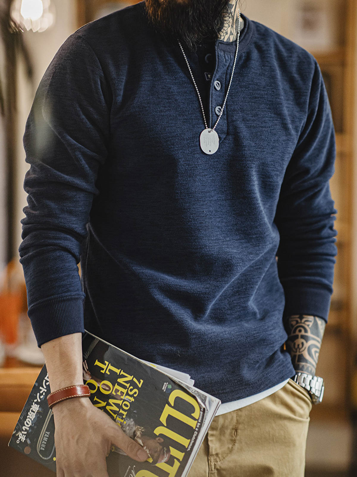 詳細画像: ヘンリーネックのクラシックなY字ボタンとダブルフリース素材のディテール
モデル画像: ダブルフリース ヘンリーネックを着たモデル、暖かくレトロなヴィンテージスタイルを披露