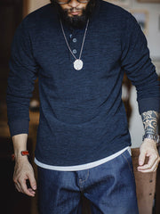 詳細画像: ヘンリーネックのクラシックなY字ボタンとダブルフリース素材のディテール
モデル画像: ダブルフリース ヘンリーネックを着たモデル、暖かくレトロなヴィンテージスタイルを披露