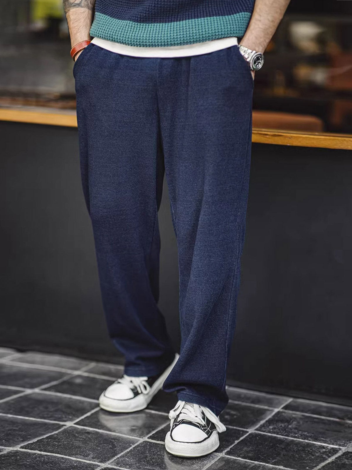 詳細画像: パンツのディテール、白い編み込みドローストリングと石風ビーズ
モデル画像: モデルが着用するワッフルニットカジュアルパンツ、リラックススタイル