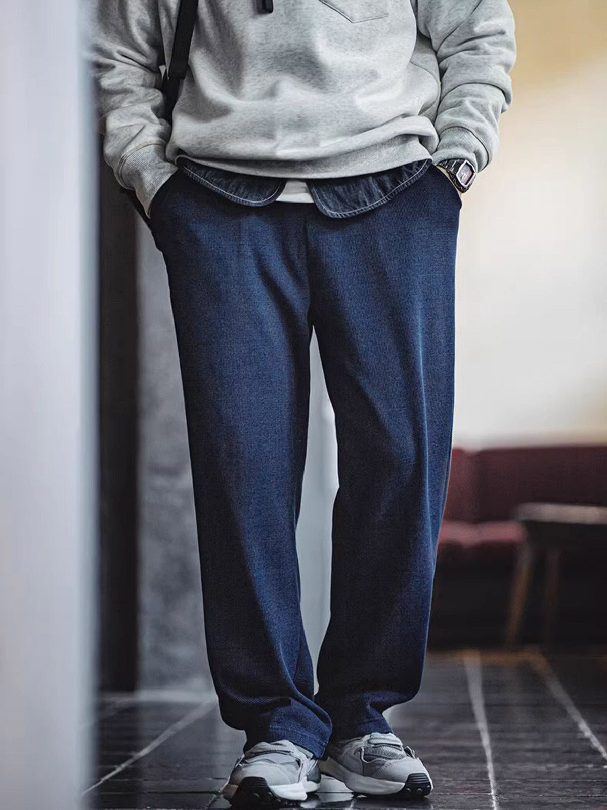 詳細画像: パンツのディテール、白い編み込みドローストリングと石風ビーズ
モデル画像: モデルが着用するワッフルニットカジュアルパンツ、リラックススタイル