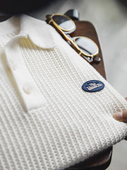 ポロシャツの半開襟と透かし編みのディテール